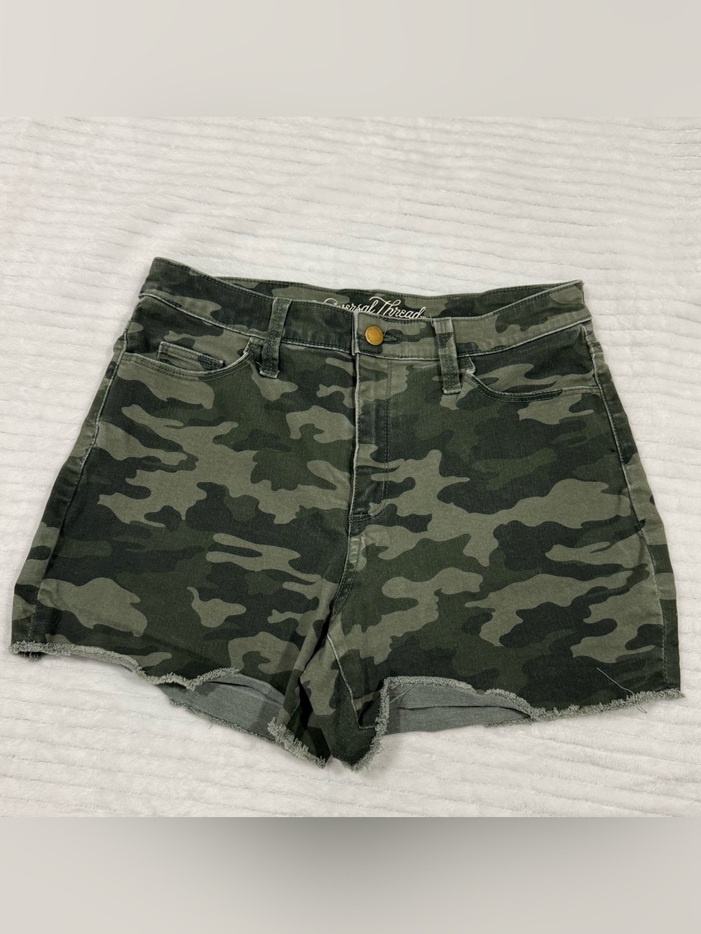 Universal Thread Women's Size 6/28 High Rise Midi Camo Shorts Raw Hem Stretch